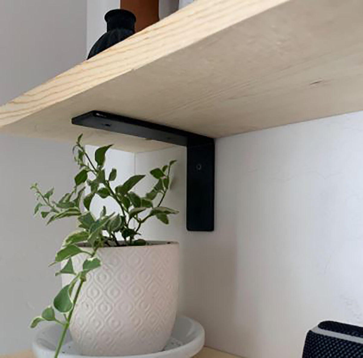 Heavy Duty Shelf Brackets 1/4" Thick with Hardware Claimed Corner